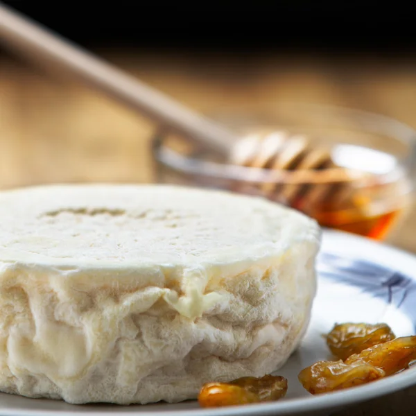 イタリアの新鮮なヤギのチーズと蜂蜜 — ストック写真