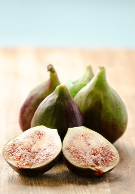 ahşap tahta üzerinde sulu olgun incir