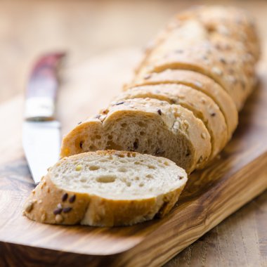 tohumları ahşap tahta ve bıçak ile ekmek