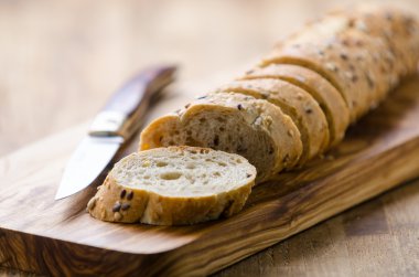 tohumları ahşap tahta ve bıçak ile ekmek