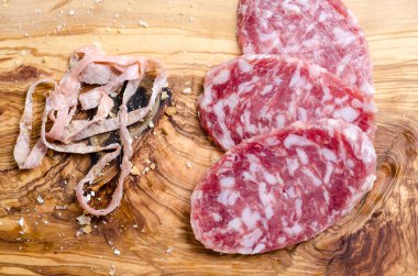 Salam bir ahşap tahta üzerine dilimlenmiş 