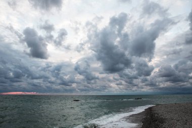 Fırtınalı kara bulutlu deniz manzarası.