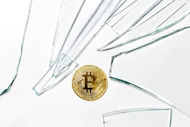 Beyaz zemin üzerinde sanal para birimi ve kırık cam..