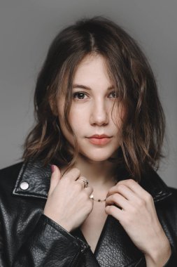 Deri ceketli doğal bir genç kadının portresi..