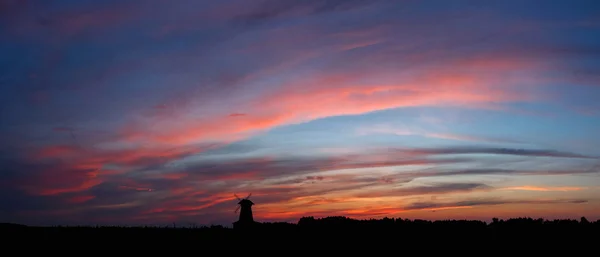 Céu ao pôr do sol com moinho de vento — Fotografia de Stock