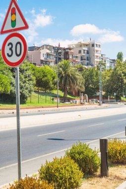 İstanbul yolu ön planda iç çeken bir yol ve İstanbul evleri ve arka planda ağaçlar.