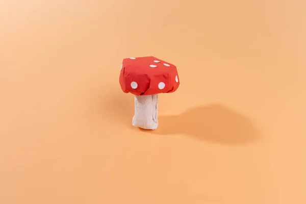 Abstrato cogumelo artesanal artesanal para crianças, projeto de papel, tutorial fácil — Fotografia de Stock