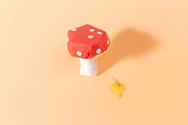 Ремесло ручної роботи для дітей, як зробити гриб з паперу, простий підручник — стокове фото