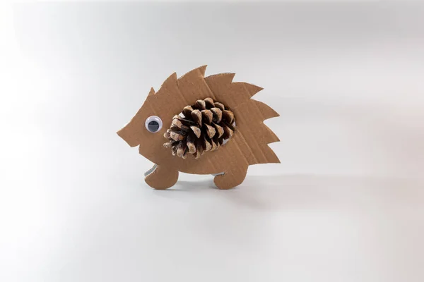 Podzimní řemeslný ježek, umělecký projekt pro děti ve školce, koncepce sezónní aktivity — Stock fotografie