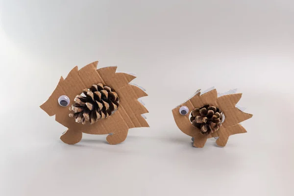 Podzimní řemeslný ježek, umělecký projekt pro děti ve školce, koncepce sezónní aktivity — Stock fotografie