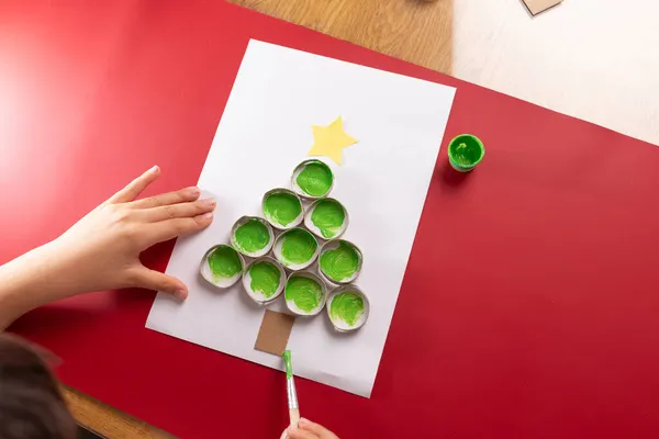 Рулон туалетной бумаги рулон для детей, DIY, рождественские елки отпечатки пальцев — стоковое фото