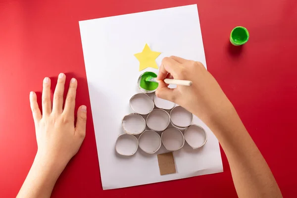 Concepto de DIY y la creatividad de los niños haciendo Navidad, rollos de papel higiénico reciclado artesanía —  Fotos de Stock