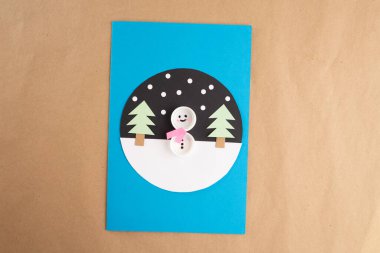 DIY plastik şişe kardan adam, çocuklar için el yapımı Noel kartı.
