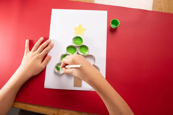 子供の活動のための抽象的なクリスマスツリー、トイレ紙ロール再利用を作る — ストック写真