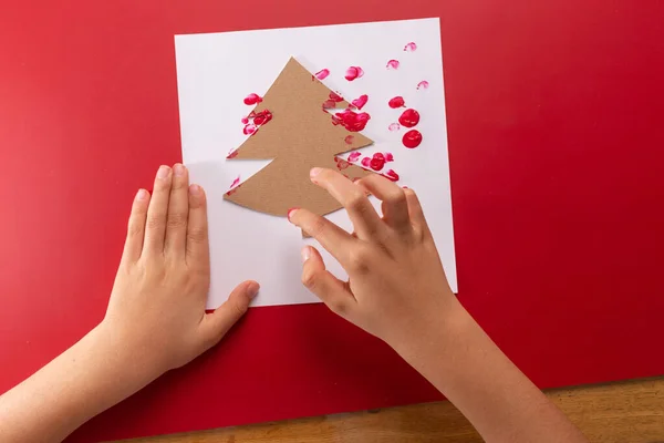 Creatividad Huella dactilar del árbol de Navidad para niños, haciendo tarjetas de felicitación con niños en edad preescolar — Foto de Stock
