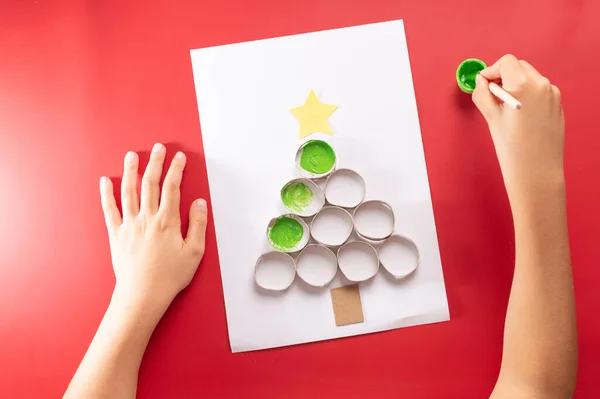 아이들은 크리스마스 카드그리기 , DIY 의 개념 과빈 화장지로 크리스마스 트리를 만들고 있습니다. — 스톡 사진
