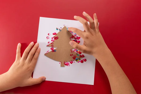 Árbol de Navidad huellas dactilares artesanía, cómo hacer tarjetas de felicitación —  Fotos de Stock