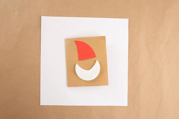 Papá Noel hecho de papel y almohadillas de algodón para la creatividad con niños pequeños y de mediana edad — Foto de Stock