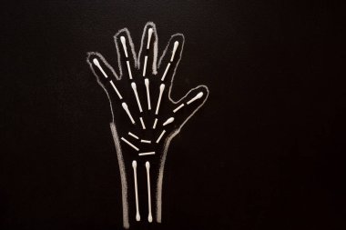 DIY Halloween craft, preschool activity, to keep kids busy with cotton swab