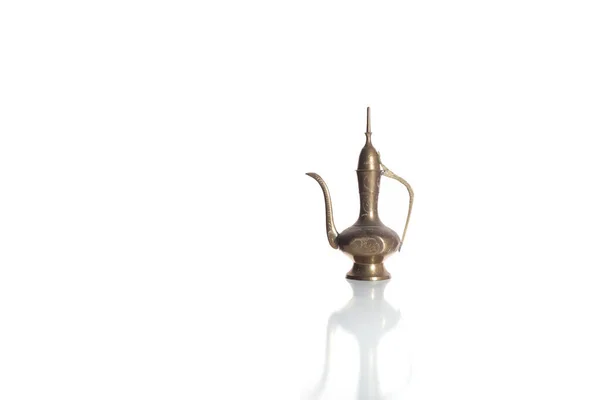 Tradiční arabský měděný džbán na bílém pozadí, starý zlatý kovový mosaz konvice — Stock fotografie
