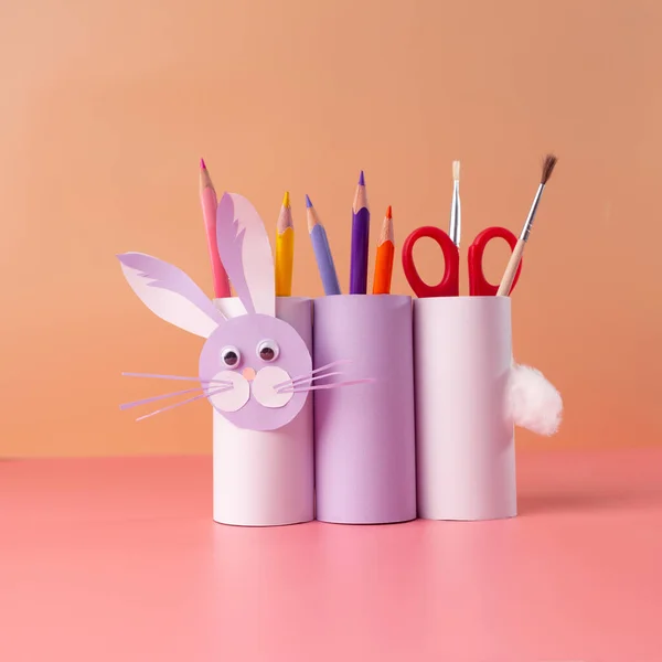 Liebre de bricolaje o juguete de conejo o conejo, portalápices hecho a mano, concepto de artesanía de rollo de papel higiénico para niños y jardines de infantes, tutorial —  Fotos de Stock