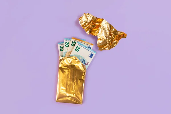Гроші євро банкноти в золотій фользі упаковка з шоколаду — стокове фото