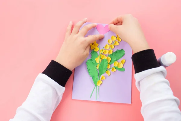 Tarjeta de felicitaciones de Pascua, Proyecto de Arte Infantil, DIY, concepto de vacaciones de primavera —  Fotos de Stock