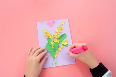 Kağıt ustası anneler günü kartı, çocuklar kağıt çiçekler, çizim talimatları, üst görünüm, çocukların kalp kırma kartları.