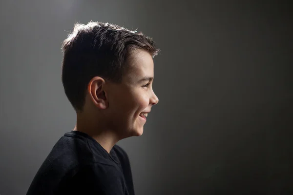 Profile portrait of a Caucasian guy, side view, dark background — Stock Photo, Image