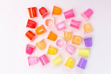 Boş yoğurt bardakları deseni, çok renkli ambalajlar, atık sıralama ve geri dönüşüm konsepti. 