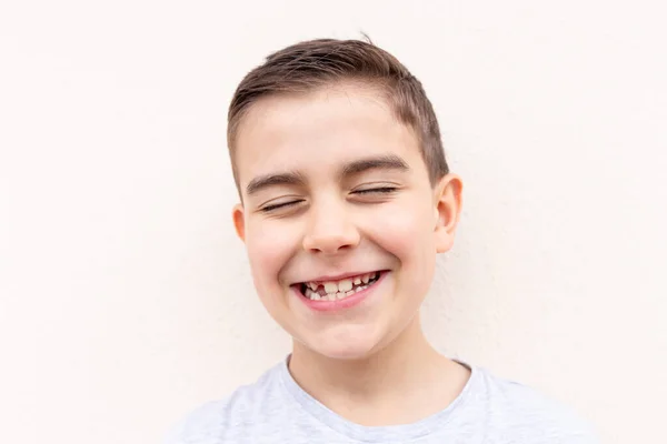 Boy showing his lost milk tooth, close up —  Fotos de Stock