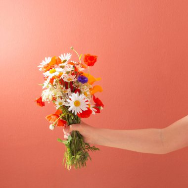 Anneler Günü için Yaban Çiçeği buketi