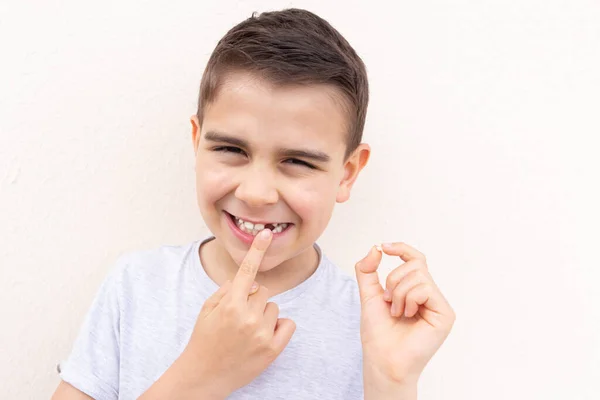 Boy showing his lost milk tooth, close up —  Fotos de Stock