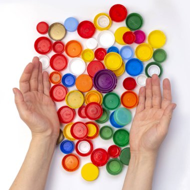 Plastik şişe kapakları geri dönüşüm konsepti, iki el atık ayıklama