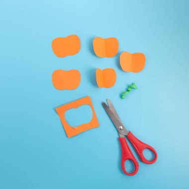 Cadılar Bayramı kâğıdı balkabağı tasarımı detayları, şirin sonbahar tasarımı. mavi arka plan. Parti dekorasyonu.