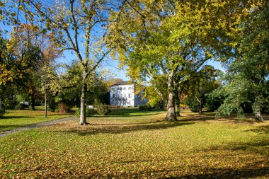 Krefeld - Sollbrueggen Hanesi 'ne Bakış, eski bir asil koltuk ve bugün bir müzik okulu, Kuzey Ren Vestfalyası, Almanya, 01.11.2021