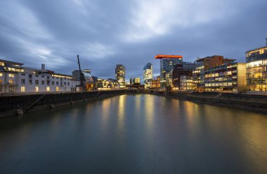 Duesseldorf - Almanya 'nın Kuzey Ren Vestfalyası, 27.01.2016' da restoranları ve gece konumu olan ünlü bir yer olan Media-Harbor 'a Bakış