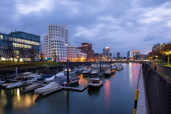 Duesseldorf Vista Marina Con Barcos Deportivos Media Harbor Iluminado Renania —  Fotos de Stock