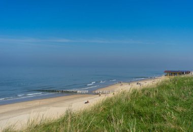 Domburg - Grass-Dunes 'dan Domburg Sahili' ne doğru manzara, Zeeland, Hollanda, 01.04.2014 