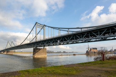 Krefeld - Blue Sky, North Rhine Westphalia, Almanya, 18.01.2022 'de River-Rhine-Bridge' den Harbour-Head 'e doğru