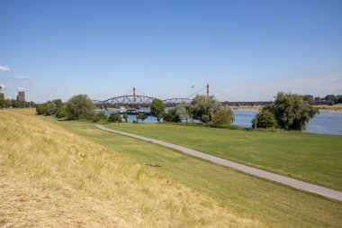 Duisburg - Ren nehri üzerinden geçen Baerler Busch 'a bakın, yazın mavi gökyüzü, Kuzey Ren Vestfalyası, Almanya, 13.06.2020