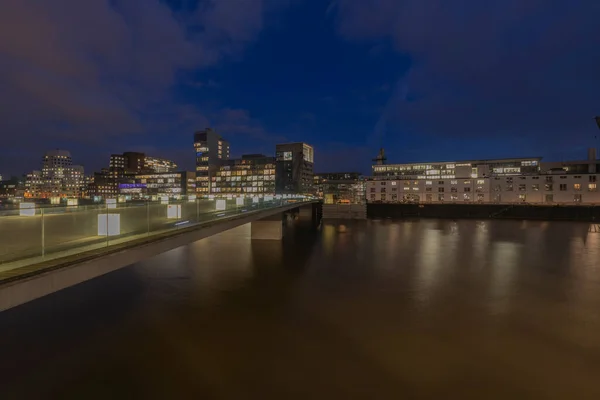 Deuesseldorf メディア港から夜の旅客橋への眺め 北ライン ヴェストファーレン州 ドイツ 2020 — ストック写真