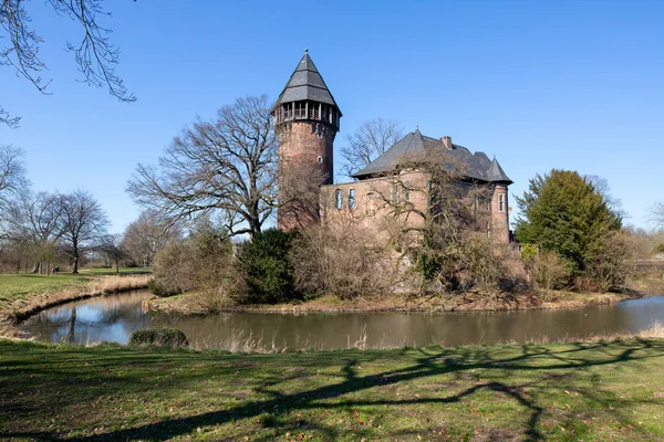 Krefeld Lkbaharda Burg Linn Kalesine Mavi Gökyüzü Kuzey Ren Vestfalyası — Stok fotoğraf
