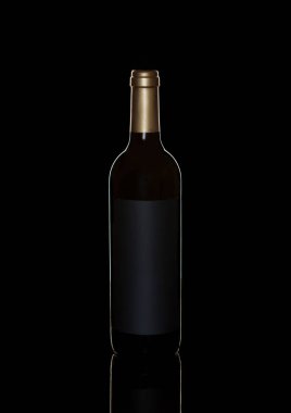 Siyah zemin üzerinde yansımalı kırmızı şarap şişesi