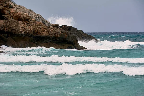 Klippor Stranden Träffade Vågorna Balearerna Medelhavet Blå Himmel Vattenstänk — Stockfoto