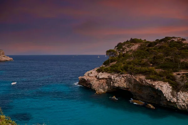 Acantilados de playa turquesa con amanecer naranja o cielos al atardecer —  Fotos de Stock