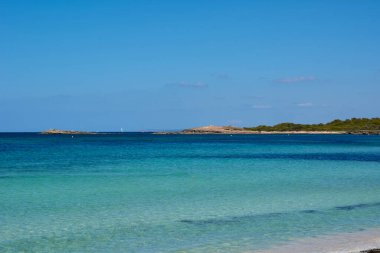 Güneşli bir günde berrak bir su deposu