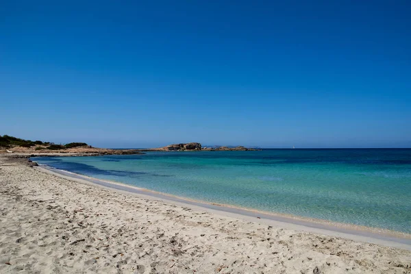 Bahía de agua clara en un día soleado —  Fotos de Stock