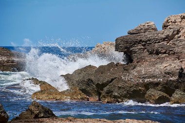 Dalganın vurduğu kıyıdaki kayalar