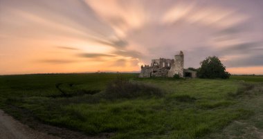Hasattan önce pirinç tarlalarının arasında bir harabe. Albufera Valencia